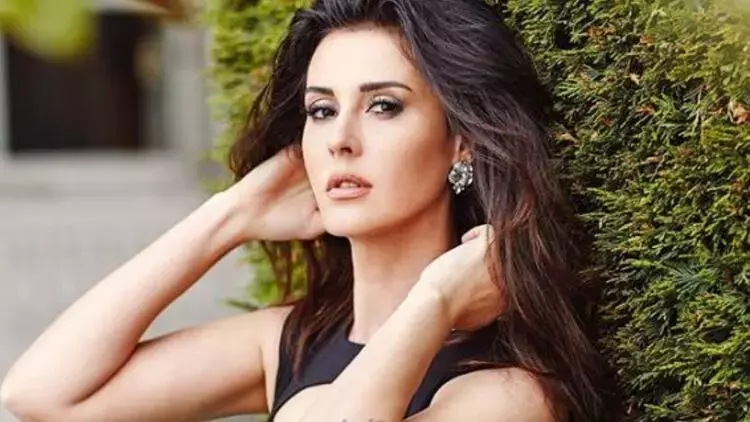 Ebru Destan as Özlem Arısoy